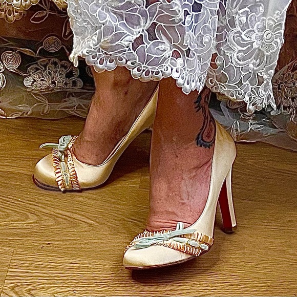 Sz9 RARE Betsey Johnson satin pumps w ruffle - Picture 12 of 13